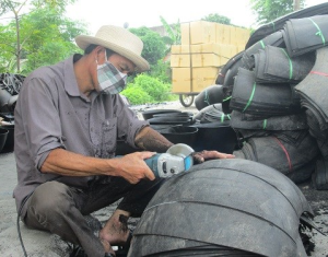 Lão nông kiếm chục tỷ mỗi năm nhờ lốp cao su hỏng